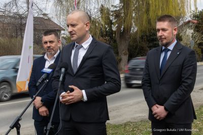 zdjęcie z oficjalnego podpisania umowy na wykonanie inwestycji - rozbudowa ul. Robotniczej w Rzeszowie, fot. Grzegorz Bukała, Urząd Miasta Rzeszowa